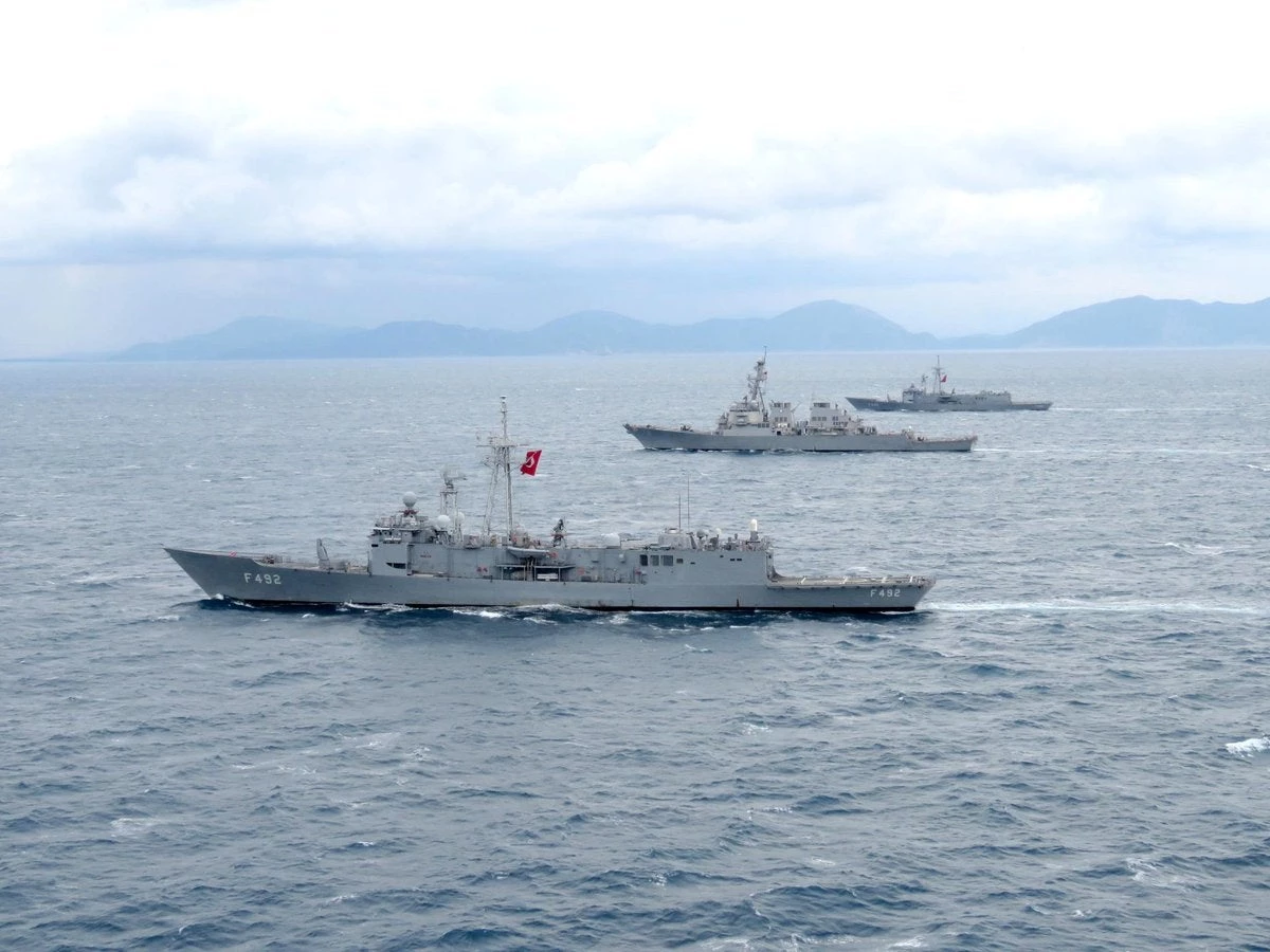 ΗΠΑ & Τουρκία άνοιξαν «πυρ» στο Καστελόριζο: Πλάι-πλάι Aμερικανικό αντιτορπιλικό με Τουρκικές φρεγάτες – Δείτε εικόνες